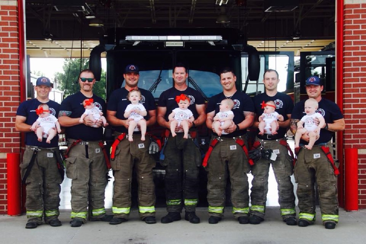Sept pompiers de la même caserne deviennent papas à quelques mois d'intervalle, leurs photos sont à croquer!