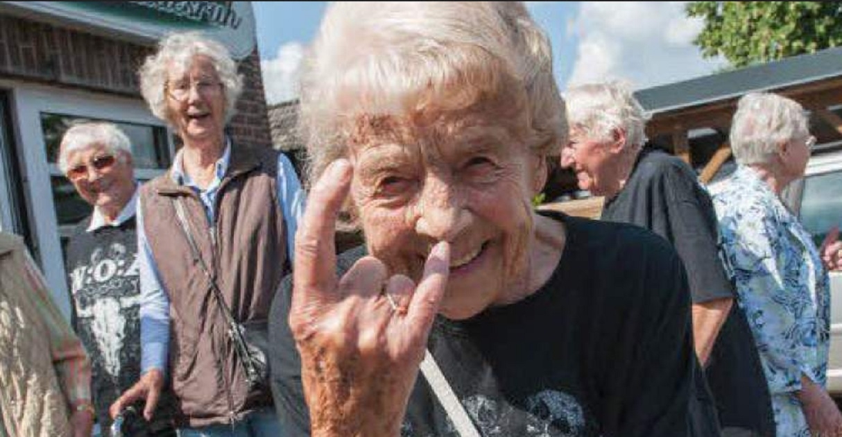 Des personnes ges s'enfuient de leur maison de retraite pour assister  un concert de heavy metal.