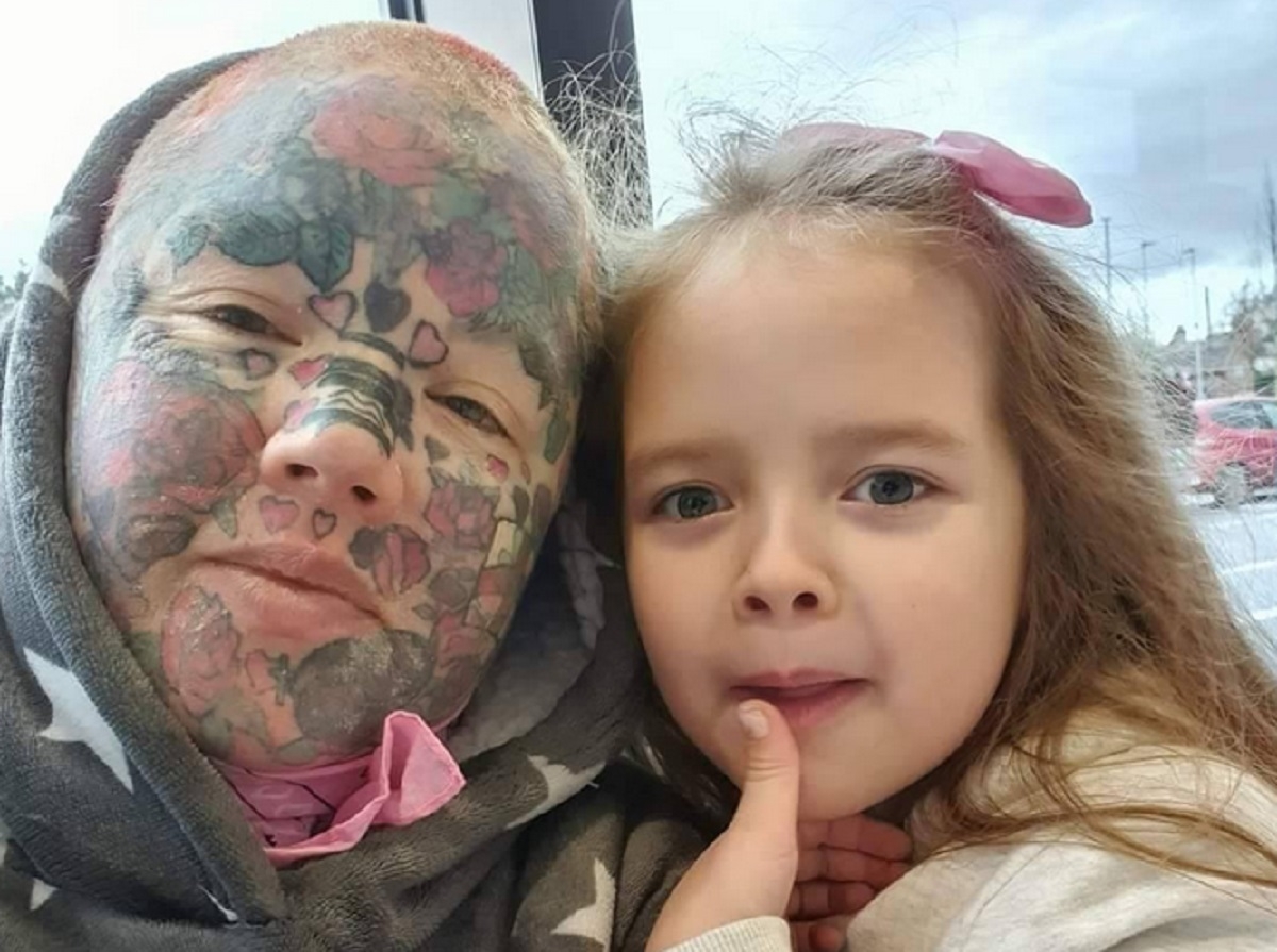 Recouverte de plus de 800 tatouages, cette maman narrive pas  dcrocher un emploi