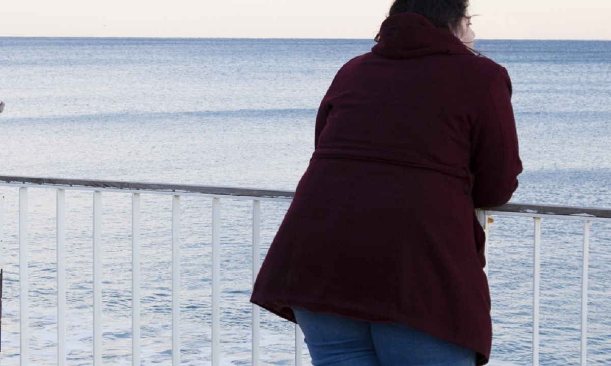 Une femme en surpoids achte deux siges dans l'avion et refuse  une maman le sige pour son enfant de 18 mois