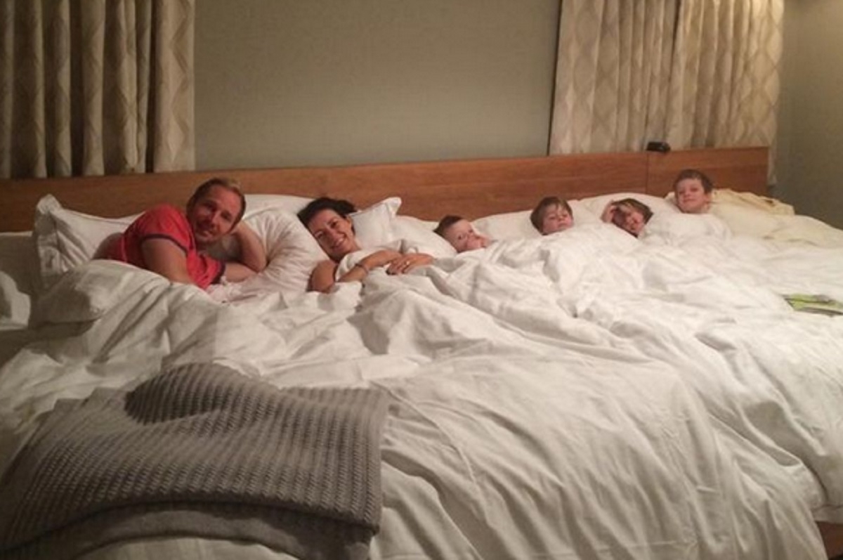 Pour permettre à leurs quatre enfants de dormir avec eux, un couple fabriquent un lit immense